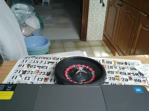 Snapshot of VeneRed chatting on 10.04.25 VeneRed online show from 10.04.25