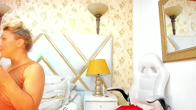 Snapshot of MalorySweet chatting on 12.19.24 MalorySweet online show from 12.19.24