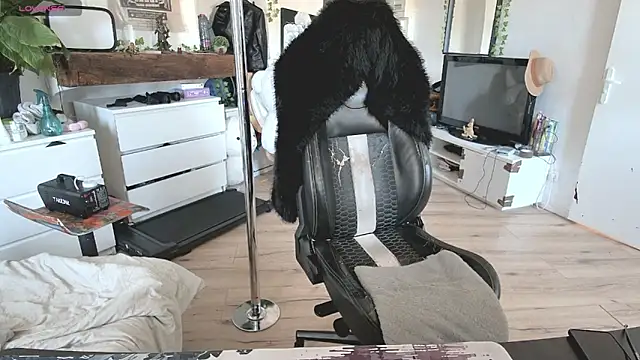 Snapshot of CeriseLapine chatting on 10.06.25 CeriseLapine online show from 10.06.25