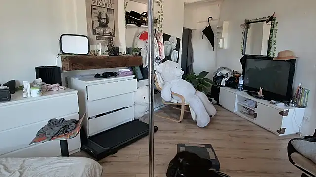 Snapshot of CeriseLapine chatting on 10.22.25 CeriseLapine online show from 10.22.25