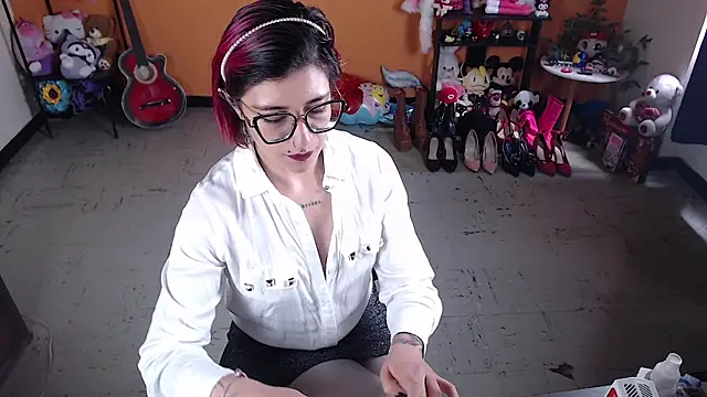 MissMiia2 online show from 12.17.24