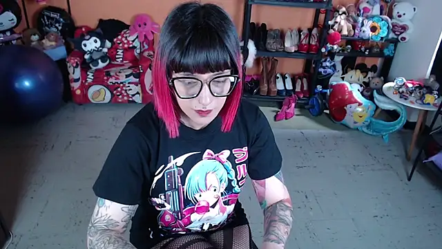 MissMiia2 online show from 11.16.25