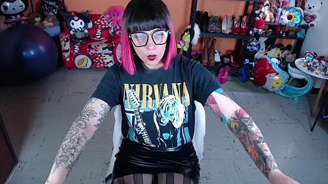 MissMiia2 online show from 11.18.25