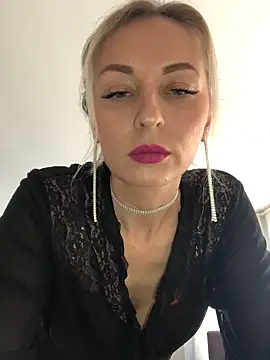 Snapshot of Diamond_Bunny_ chatting on 02.21.25 Diamond Bunny online show from 02.21.25