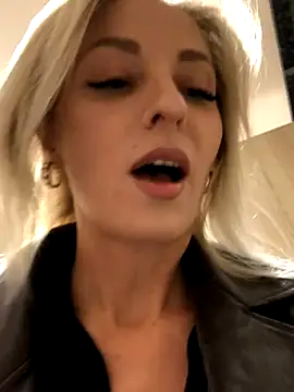 Snapshot of Diamond_Bunny_ chatting on 10.05.25 Diamond Bunny online show from 10.05.25