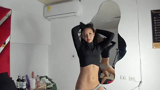 Snapshot of Milanxht chatting on 02.14.25 Milanxht online show from 02.14.25