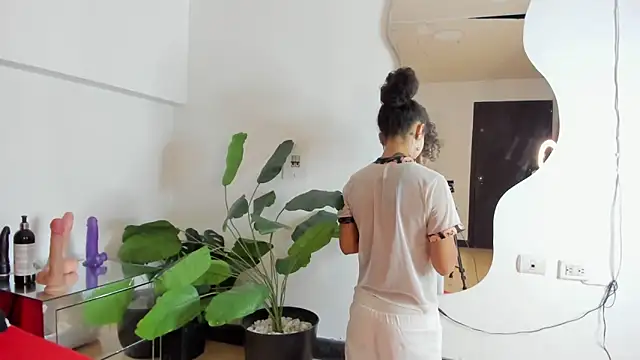 Snapshot of Milanxht chatting on 02.28.25 Milanxht online show from 02.28.25