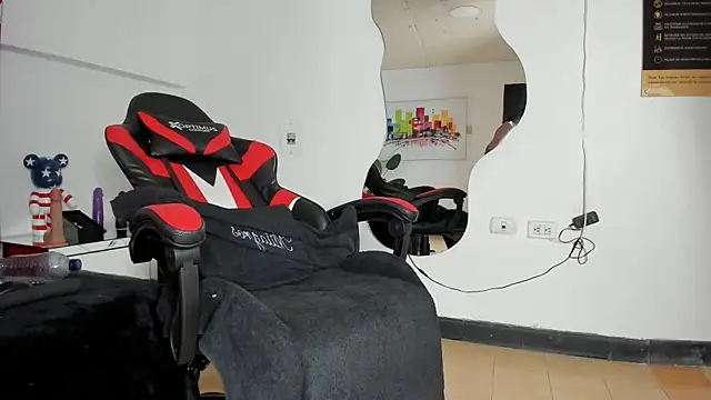 Snapshot of Milanxht chatting on 03.17.25 Milanxht online show from 03.17.25