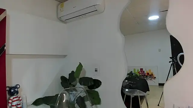 Snapshot of Milanxht chatting on 10.12.25 Milanxht online show from 10.12.25