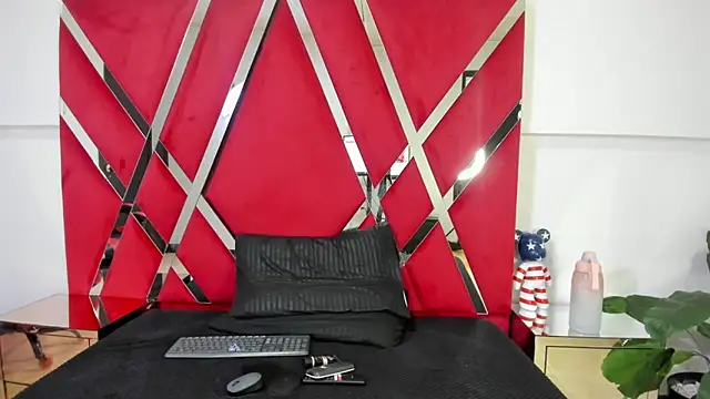 Snapshot of Milanxht chatting on 10.13.25 Milanxht online show from 10.13.25