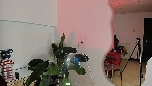 Snapshot of Milanxht chatting on 10.21.25 Milanxht online show from 10.21.25