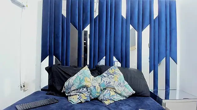 Snapshot of Milanxht chatting on 10.27.25 Milanxht online show from 10.27.25