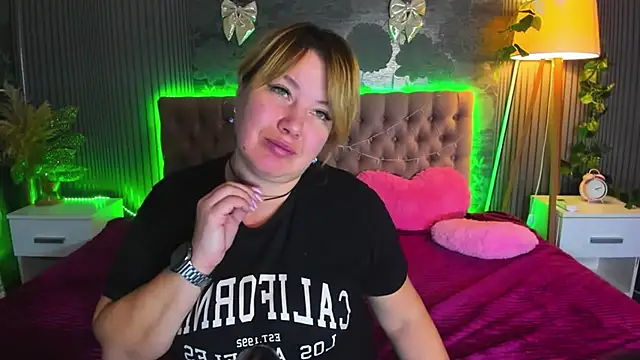 Snapshot of CurlyDreams chatting on 02.14.26 CurlyDreams online show from 02.14.26