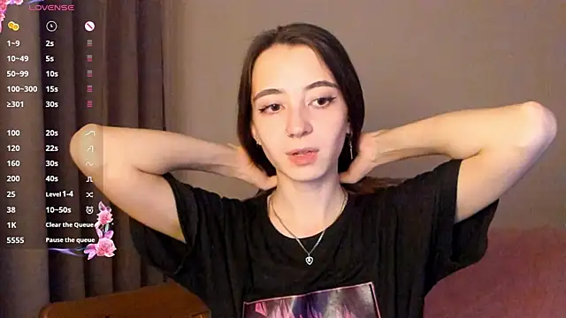 Snapshot of EvaBradley chatting on 10.16.25 EvaBradley online show from 10.16.25