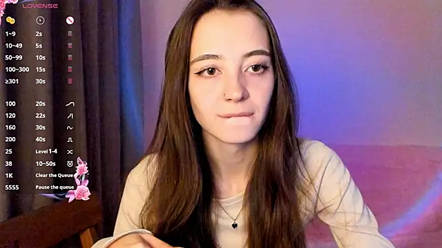 Snapshot of EvaBradley chatting on 10.18.25 EvaBradley online show from 10.18.25