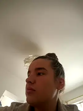 Snapshot of maisiesmithx chatting on 10.13.25 maisiesmithx online show from 10.13.25