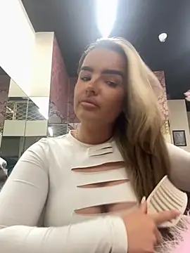 Snapshot of maisiesmithx chatting on 10.19.25 maisiesmithx online show from 10.19.25