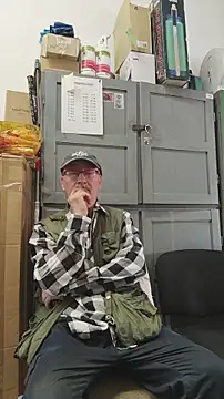 Snapshot of loverboyxxx69 chatting on 11.05.25 loverboyxxx69 online show from 11.05.25