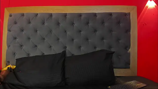 Snapshot of YayaHilton chatting on 10.05.25 YayaHilton online show from 10.05.25