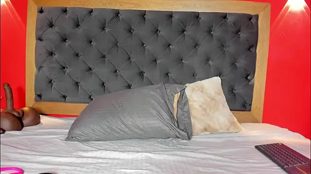 Snapshot of YayaHilton chatting on 10.09.25 YayaHilton online show from 10.09.25