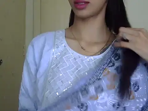 Snapshot of MAAYRA_09 chatting on 04.30.26 MAAYRA 09 online show from 04.30.26