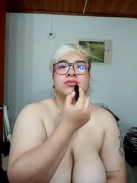 Snapshot of amalia_love chatting on 10.10.25 amalia love online show from 10.10.25