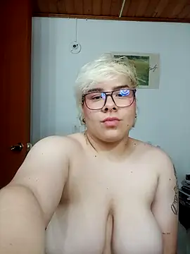 Snapshot of amalia_love chatting on 10.24.25 amalia love online show from 10.24.25