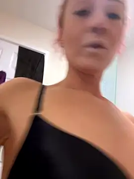 Snapshot of SweetSolez chatting on 09.20.25 SweetSolez online show from 09.20.25