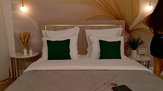 milaleoneli online show from 03.15.26