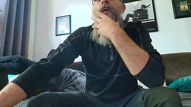 Snapshot of Kingsscepter chatting on 10.22.25 Kingsscepter online show from 10.22.25