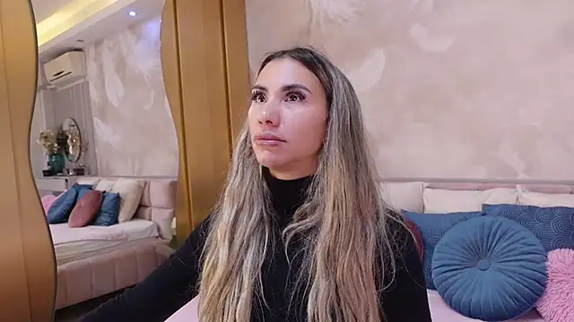 Snapshot of JullyBlair chatting on 10.08.25 JullyBlair online show from 10.08.25