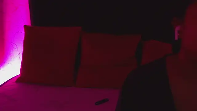 IzzyyBeelmonth online show from 12.07.24