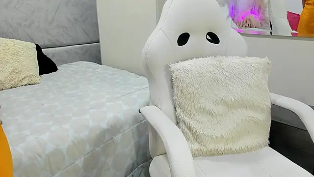 Snapshot of naomiii__ chatting on 05.19.26 naomiii online show from 05.19.26