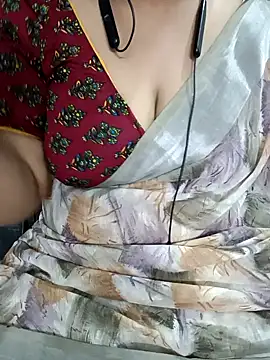 Snapshot of Yours_Radika chatting on 01.04.25 Yours Radika online show from 01.04.25