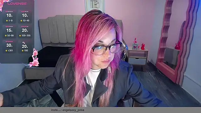 Snapshot of abril_ch_ chatting on 10.28.25 abril ch online show from 10.28.25