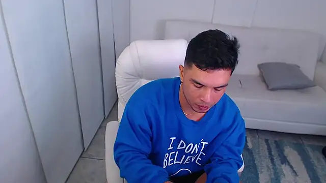 estebandelouis online show from 02.17.25