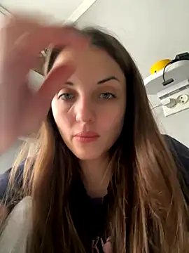 Snapshot of AmiLavs chatting on 10.28.25 AmiLavs online show from 10.28.25