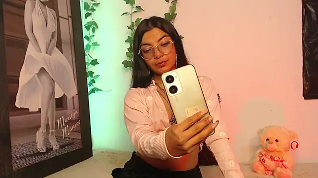 Snapshot of sofi_soft_ chatting on 01.20.25 sofi soft online show from 01.20.25