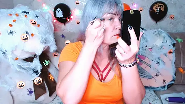 Snapshot of SiberiabBerry chatting on 10.31.25 SiberiabBerry online show from 10.31.25