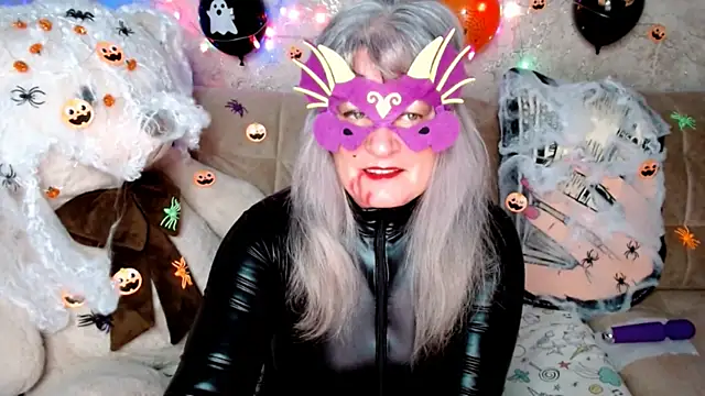 Snapshot of SiberiabBerry chatting on 10.31.25 SiberiabBerry online show from 10.31.25