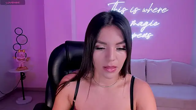 Snapshot of ValeriaRoldanX chatting on 01.14.25 ValeriaRoldanX online show from 01.14.25