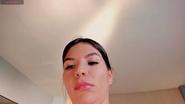 Snapshot of ValeriaRoldanX chatting on 01.15.25 ValeriaRoldanX online show from 01.15.25