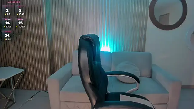 Snapshot of ValeriaRoldanX chatting on 01.25.25 ValeriaRoldanX online show from 01.25.25