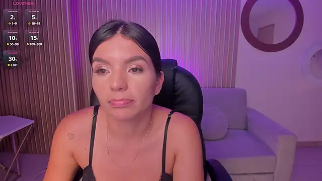 Snapshot of ValeriaRoldanX chatting on 01.25.25 ValeriaRoldanX online show from 01.25.25