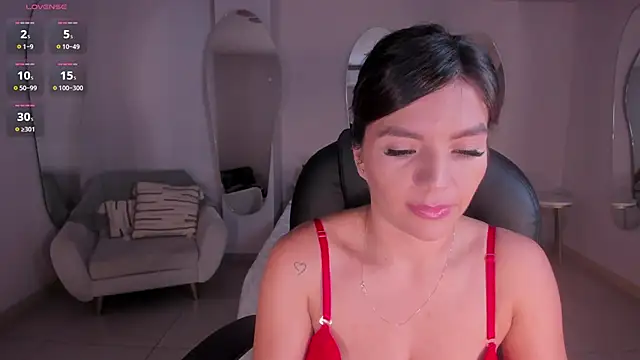 Snapshot of ValeriaRoldanX chatting on 02.15.25 ValeriaRoldanX online show from 02.15.25