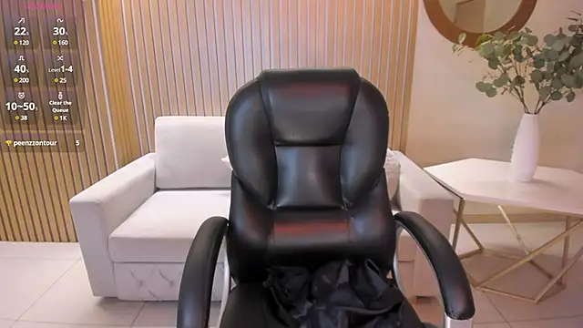 Snapshot of ValeriaRoldanX chatting on 03.21.25 ValeriaRoldanX online show from 03.21.25