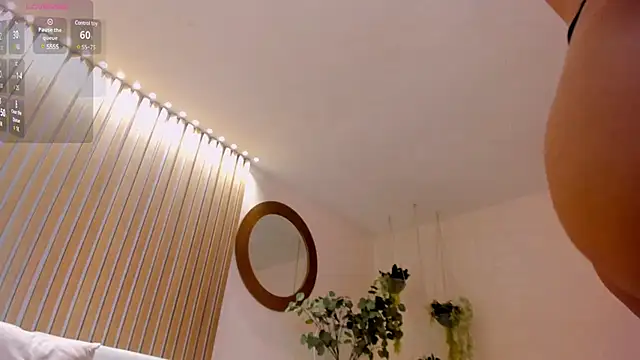 Snapshot of ValeriaRoldanX chatting on 03.22.25 ValeriaRoldanX online show from 03.22.25