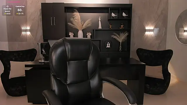 Snapshot of ValeriaRoldanX chatting on 10.18.25 ValeriaRoldanX online show from 10.18.25