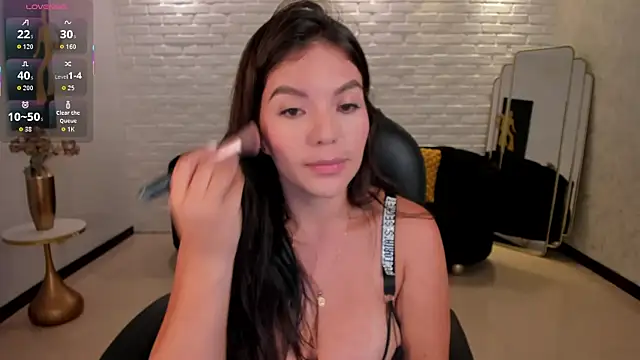 Snapshot of ValeriaRoldanX chatting on 10.23.25 ValeriaRoldanX online show from 10.23.25