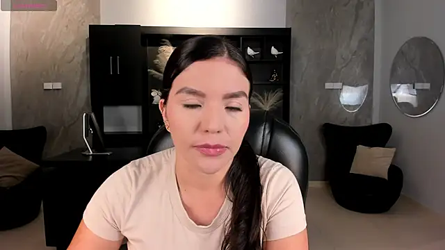 Snapshot of ValeriaRoldanX chatting on 10.26.25 ValeriaRoldanX online show from 10.26.25